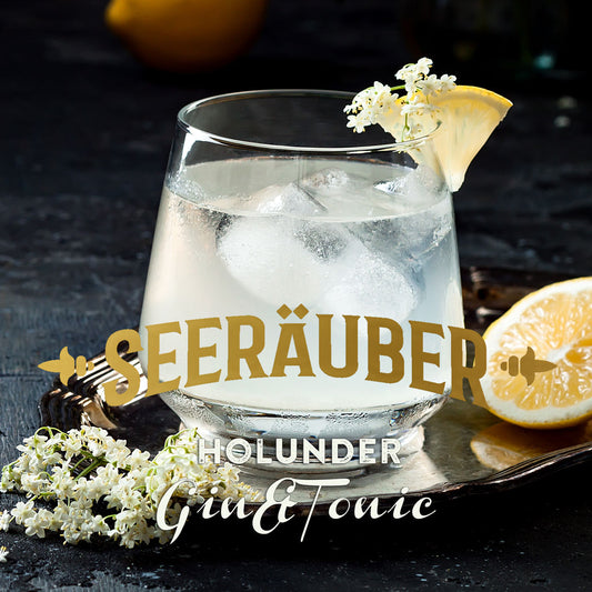 Ein Glas mit Gin und Tonic mit Holunder